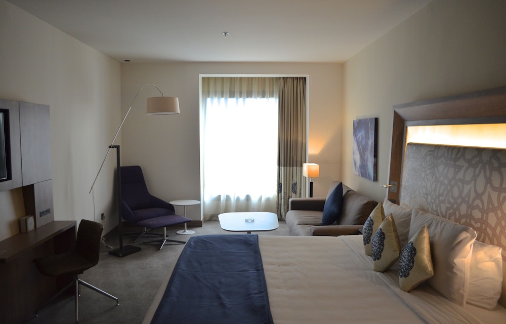 Suite Superior con 1 cama King Size y 1 sofá del hotel Novotel Jeddah Tahlia. Foto 1