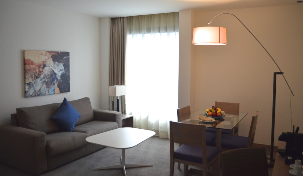 Suite Superior con 1 cama King Size y 1 sofá del hotel Novotel Jeddah Tahlia. Foto 5
