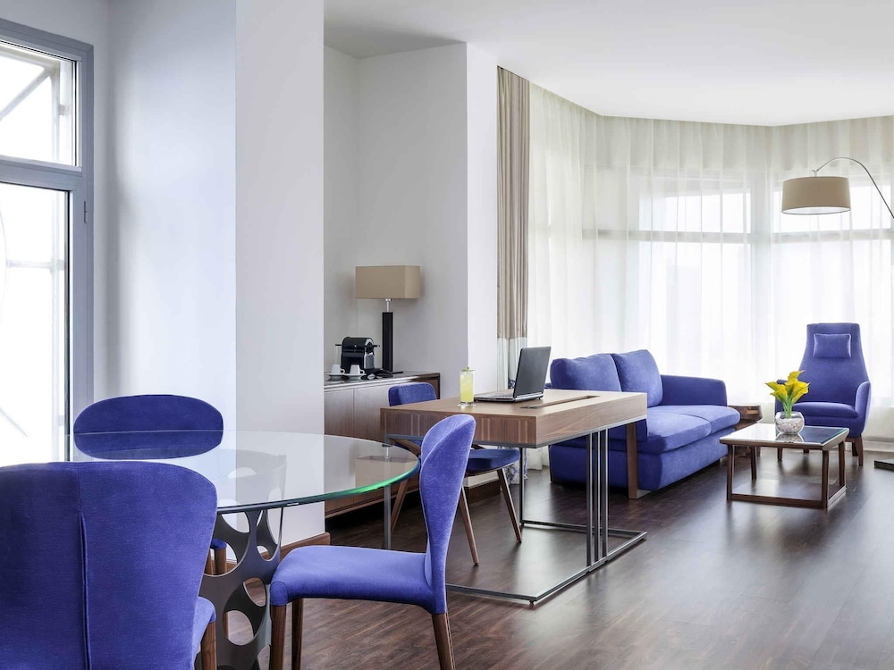Suite Ejecutiva con 1 cama king size y 1 sofá del hotel Novotel Jeddah Tahlia. Foto 2