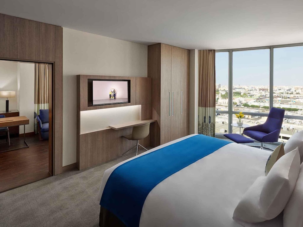 Suite Ejecutiva con 1 cama king size y 1 sofá del hotel Novotel Jeddah Tahlia. Foto 4