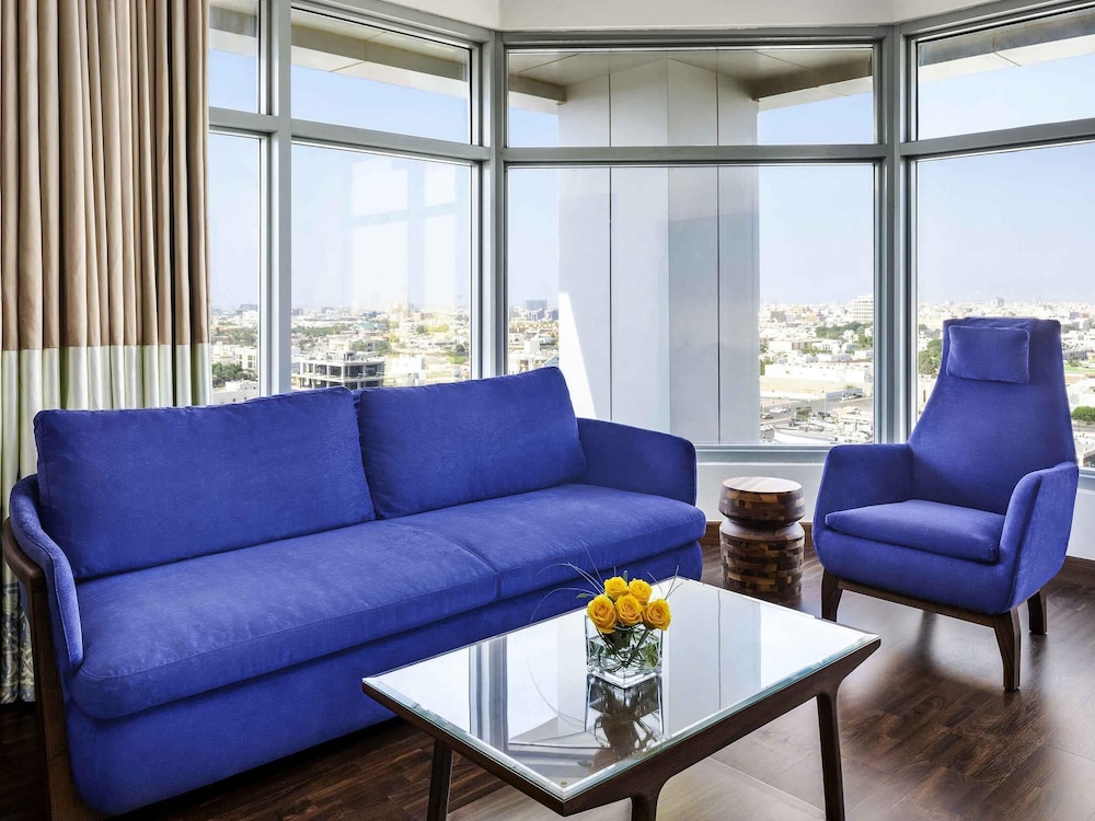 Suite Ejecutiva con 1 cama king size y 1 sofá del hotel Novotel Jeddah Tahlia. Foto 5