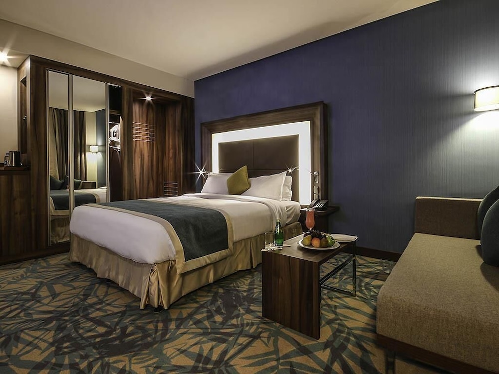 Habitación Superior con 2 camas individuales y sofá, vistas al mar o a la ciudad del hotel Novotel Yanbu. Foto 5