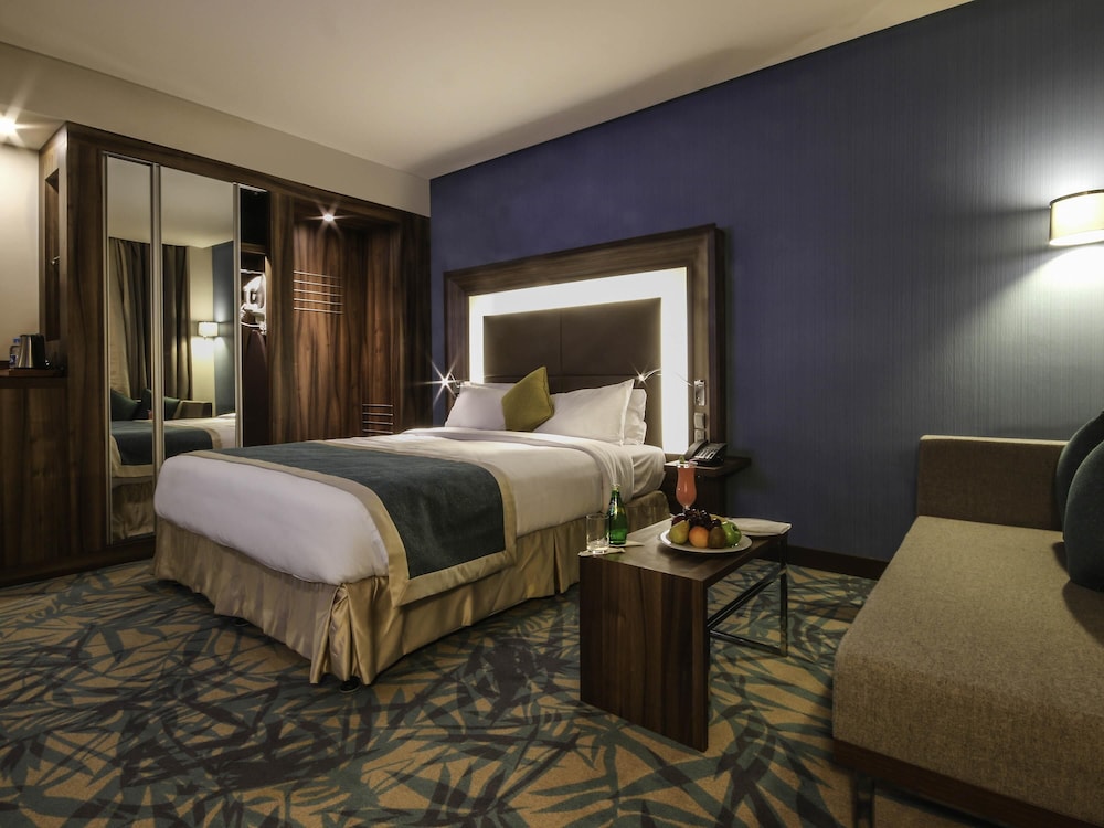 Suite Superior de 2 dormitorios con 1 cama doble y sofá, vistas al mar o a la ciudad del hotel Novotel Yanbu