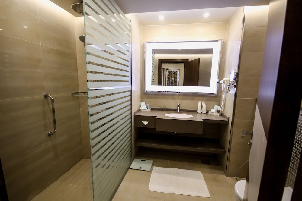 Suite Superior de 2 dormitorios con 1 cama doble y sofá, vistas al mar o a la ciudad del hotel Novotel Yanbu. Foto 5