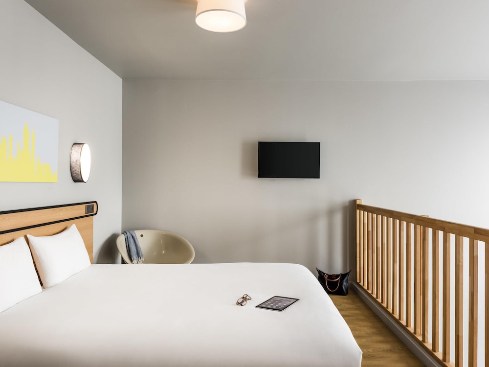 Habitación tipo estudio con una cama doble y entreplanta del hotel ADAGIO ACCESS LA DEFENSE COLOMBES
