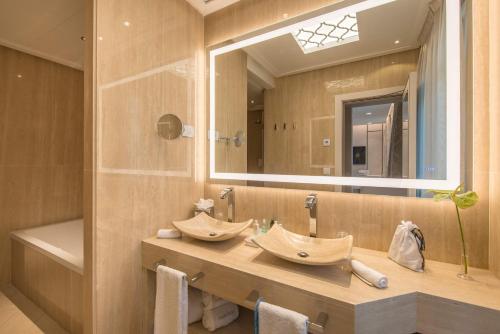 Suite Corona del hotel Gran Hotel Miramar. Foto 1