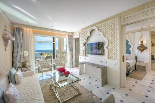 Suite con terraza y vistas al mar del hotel Gran Hotel Miramar