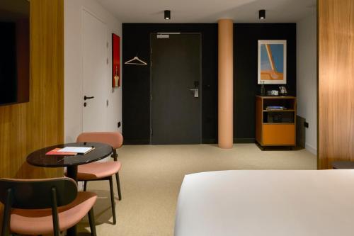 Habitación con cama extragrande y ducha a ras de suelo - Adaptada para personas con movilidad reducida del hotel Good London. Foto 3