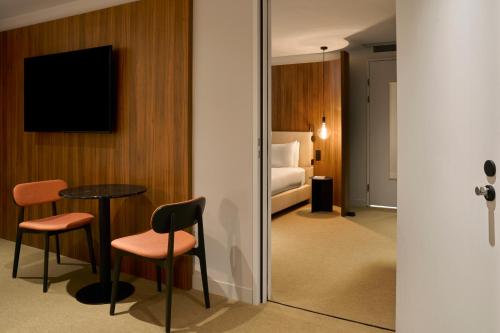 Habitación con cama extragrande y ducha a ras de suelo - Adaptada para personas con movilidad reducida del hotel Good London. Foto 5