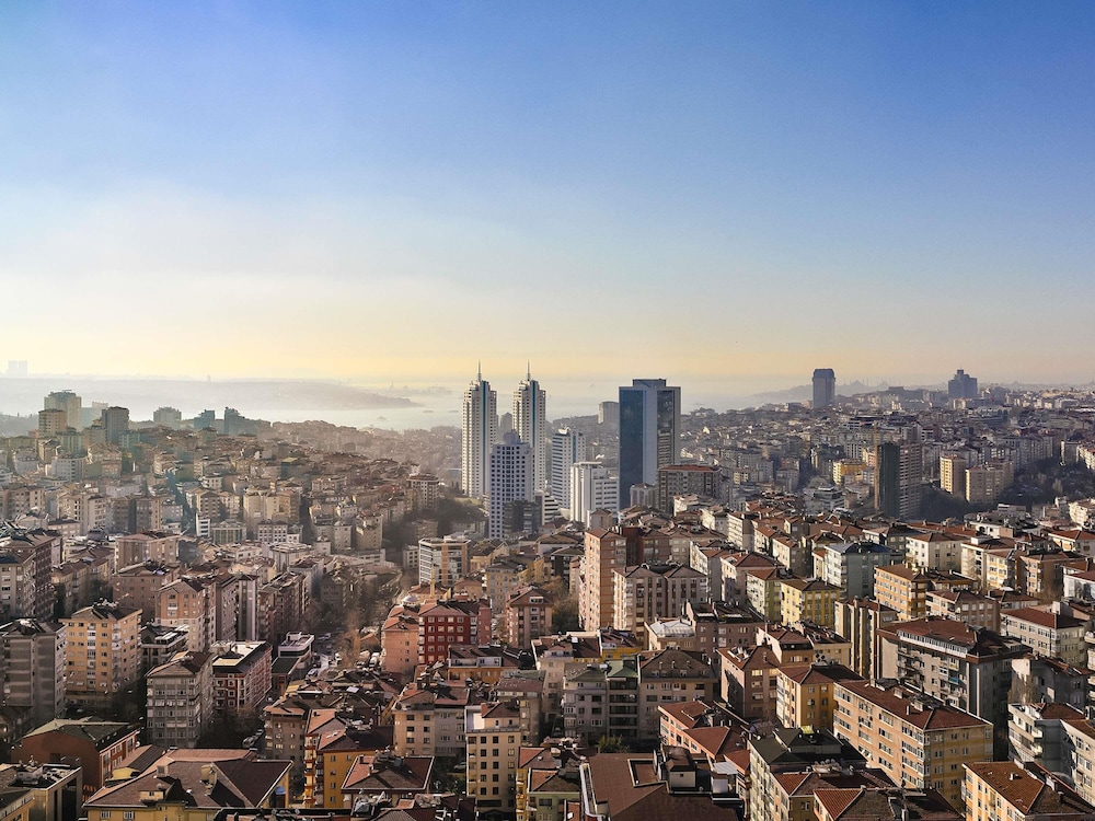 Fairmont Gold, cama King, vistas a la ciudad, acceso al salón del hotel Fairmont Quasar Istanbul. Foto 6
