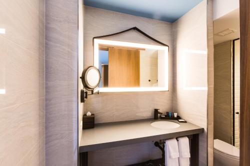 Suite con 1 dormitorio, cama extragrande y ducha accesible en silla de ruedas - Adaptada para personas con movilidad reducida del hotel Crowne Plaza HY36 Midtown Manhattan. Foto 7