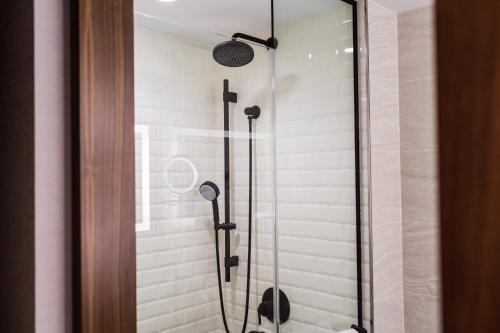 Habitación con cama extragrande y ducha a ras de suelo - adaptada para personas con discapacidad auditiva del hotel Crowne Plaza HY36 Midtown Manhattan