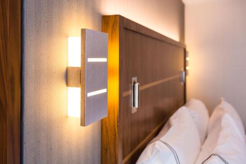 Habitación con cama extragrande y ducha a ras de suelo - adaptada para personas con discapacidad auditiva del hotel Crowne Plaza HY36 Midtown Manhattan. Foto 1