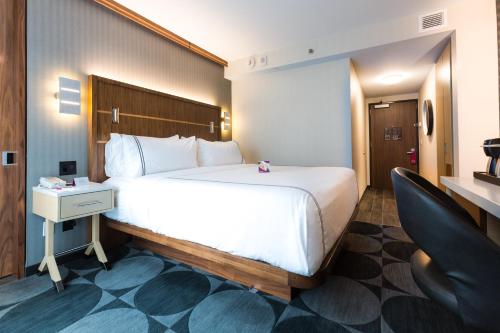 Habitación con cama extragrande y ducha a ras de suelo - adaptada para personas con discapacidad auditiva del hotel Crowne Plaza HY36 Midtown Manhattan. Foto 2