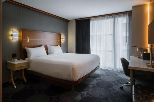 Habitación con cama extragrande y ducha a ras de suelo - adaptada para personas con discapacidad auditiva del hotel Crowne Plaza HY36 Midtown Manhattan. Foto 5