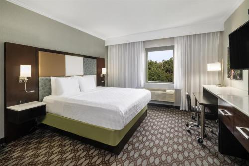 Suite con cama extragrande, sofá cama y zona de comedor independiente - No fumadores del hotel BEST WESTERN PREMIER NYC GATEWAY. Foto 3