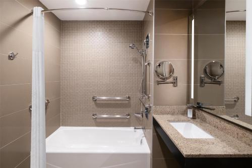 Habitación con 2 camas grandes y bañera - Adaptada para personas con movilidad reducida/No fumadores del hotel BEST WESTERN PREMIER NYC GATEWAY. Foto 1