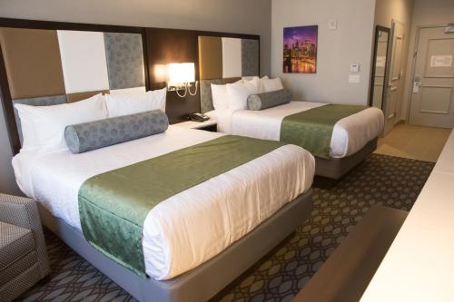 Habitación con 2 camas grandes y bañera - Adaptada para personas con movilidad reducida/No fumadores del hotel BEST WESTERN PREMIER NYC GATEWAY. Foto 4