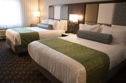 Habitación con 2 camas grandes y bañera - Adaptada para personas con movilidad reducida/No fumadores del hotel BEST WESTERN PREMIER NYC GATEWAY. Foto 5