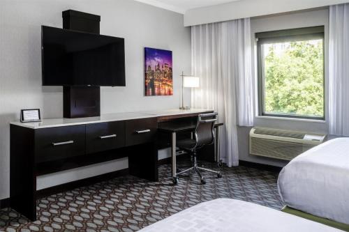 Habitación con 2 camas grandes del hotel BEST WESTERN PREMIER NYC GATEWAY. Foto 1