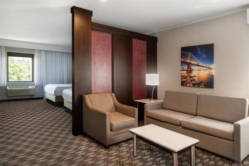 Suite Doble con 2 camas grandes y 1 sofá cama del hotel BEST WESTERN PREMIER NYC GATEWAY