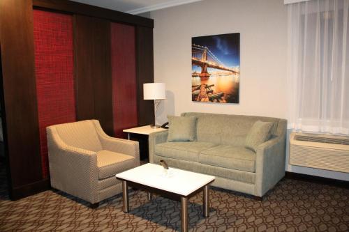 Suite Doble con 2 camas grandes y 1 sofá cama del hotel BEST WESTERN PREMIER NYC GATEWAY. Foto 1