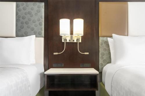 Suite Doble con 2 camas grandes y 1 sofá cama del hotel BEST WESTERN PREMIER NYC GATEWAY. Foto 4