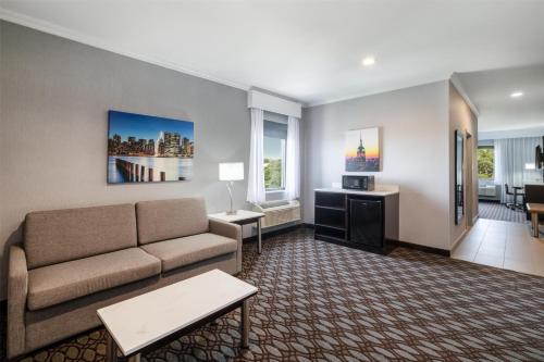 Suite con cama extragrande, sofá cama y zona de comedor independiente - No fumadores del hotel BEST WESTERN PREMIER NYC GATEWAY
