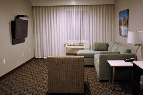 Suite con cama extragrande, sofá cama y zona de comedor independiente - No fumadores del hotel BEST WESTERN PREMIER NYC GATEWAY. Foto 2