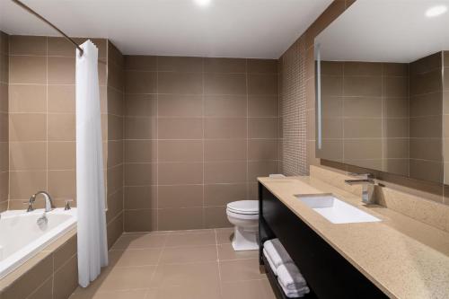 Suite con cama extragrande, sofá cama y zona de comedor independiente - No fumadores del hotel BEST WESTERN PREMIER NYC GATEWAY. Foto 4