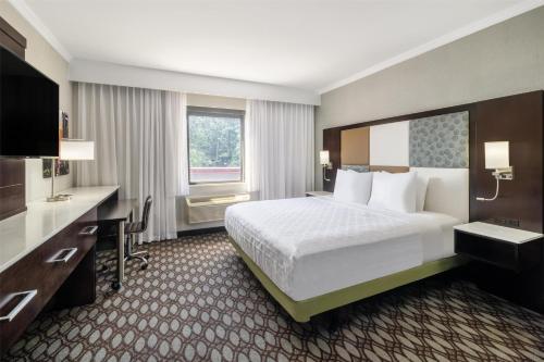 Suite con cama extragrande y ducha accesible en silla de ruedas, sofá cama y zona de estar separada - Accesible para personas con discapacidad - No fu del hotel BEST WESTERN PREMIER NYC GATEWAY. Foto 3