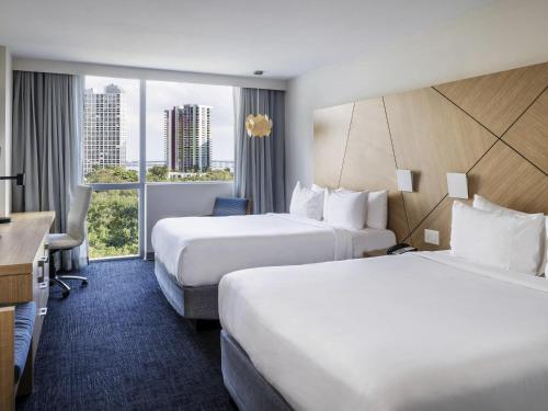 Habitación Superior con 2 camas grandes, ducha accesible en silla de ruedas y vistas a la ciudad y al parque - Adaptada para personas con movilidad re del hotel Novotel Miami Brickell