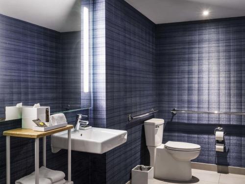 Habitación Superior con 2 camas grandes, ducha accesible en silla de ruedas y vistas a la ciudad y al parque - Adaptada para personas con movilidad re del hotel Novotel Miami Brickell. Foto 3