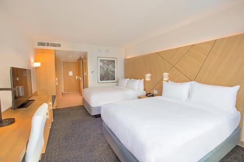 Habitación Superior con 2 camas grandes, ducha accesible en silla de ruedas y vistas a la ciudad y al parque - Adaptada para personas con movilidad re del hotel Novotel Miami Brickell. Foto 6