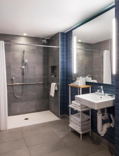 Habitación Superior con 2 camas grandes, ducha accesible en silla de ruedas y vistas a la ciudad y al parque - Adaptada para personas con movilidad re del hotel Novotel Miami Brickell. Foto 9
