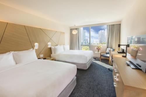 Habitación Superior con 2 camas grandes y vistas a la ciudad y al parque del hotel Novotel Miami Brickell. Foto 5