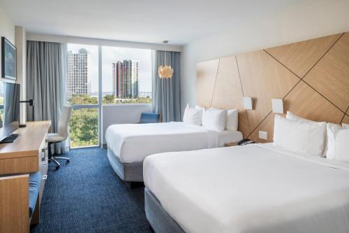 Habitación Superior con 2 camas grandes y vistas a la ciudad y al parque - Adaptada para personas con discapacidad auditiva del hotel Novotel Miami Brickell. Foto 4