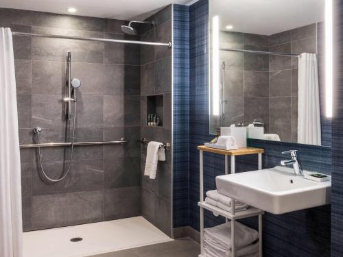 Habitación Superior con cama extragrande, ducha accesible en silla de ruedas y vistas a la ciudad y al parque - Adaptada para personas con movilidad r del hotel Novotel Miami Brickell