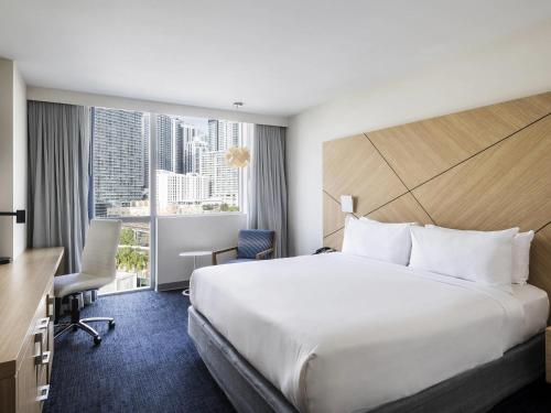 Habitación Superior con cama extragrande y vistas a la ciudad y al parque del hotel Novotel Miami Brickell. Foto 1