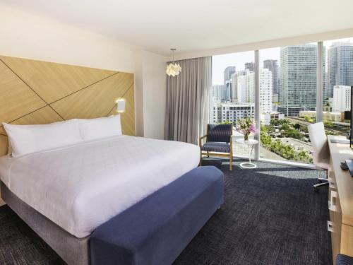 Habitación Superior con cama extragrande y vistas a la ciudad y al parque - Adaptada para personas con discapacidad auditiva del hotel Novotel Miami Brickell. Foto 2