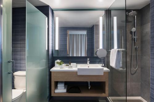 Alojamiento Superior con 1 cama extragrande y vistas a la bahía del hotel Novotel Miami Brickell. Foto 4