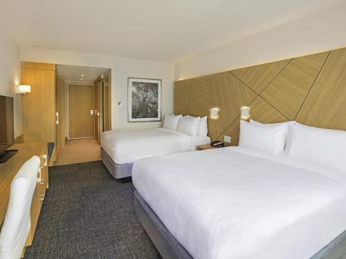 Habitación Superior con 2 camas grandes y vistas a la bahía del hotel Novotel Miami Brickell. Foto 3
