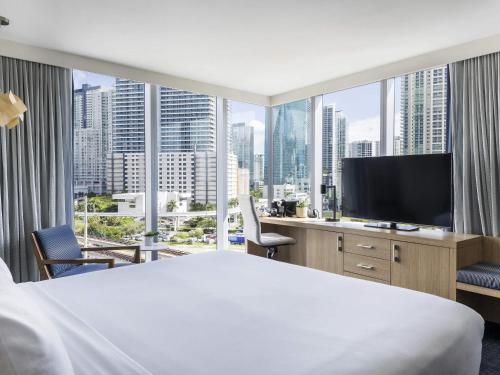 Suite Executive con 1 dormitorio, cama extragrande y vistas a la ciudad y a la bahía del hotel Novotel Miami Brickell