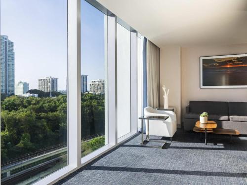 Suite Executive con 1 dormitorio, cama extragrande y vistas a la ciudad y a la bahía del hotel Novotel Miami Brickell. Foto 1