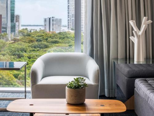 Suite Executive con 1 dormitorio, cama extragrande y vistas a la ciudad y a la bahía del hotel Novotel Miami Brickell. Foto 2