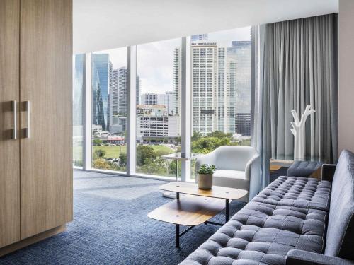 Suite Executive con 1 dormitorio, cama extragrande y vistas a la ciudad y a la bahía del hotel Novotel Miami Brickell. Foto 3