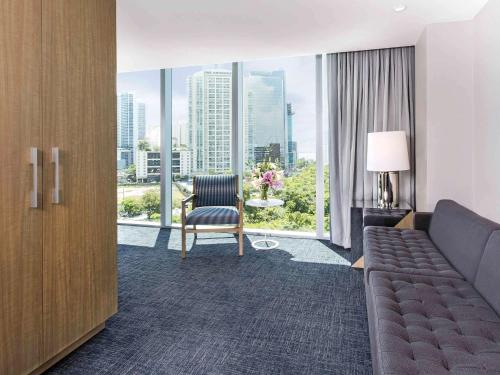 Suite Executive con 1 dormitorio, cama extragrande y vistas a la ciudad y a la bahía del hotel Novotel Miami Brickell. Foto 4