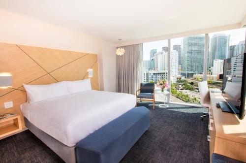 Suite Executive con 1 dormitorio, cama extragrande y vistas a la ciudad y a la bahía del hotel Novotel Miami Brickell. Foto 5