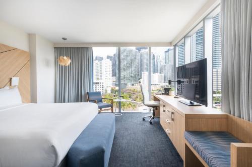 Suite Executive con 1 dormitorio, cama extragrande y vistas a la ciudad y a la bahía del hotel Novotel Miami Brickell. Foto 6