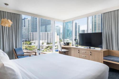Suite Executive con 1 dormitorio, cama extragrande y vistas a la ciudad y a la bahía del hotel Novotel Miami Brickell. Foto 7
